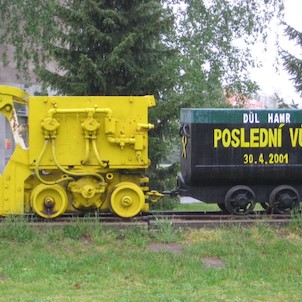 Důlní lokomotiva a vozík z uranového dolu