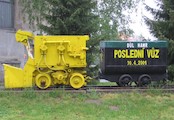 Důlní lokomotiva a vozík z uranového dolu