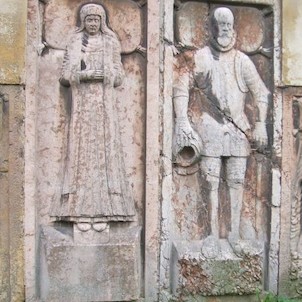 Stvolínky - náhrobky na kostele