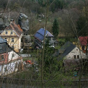 Pohled do obce Zahrádky ze zámecké zahrady