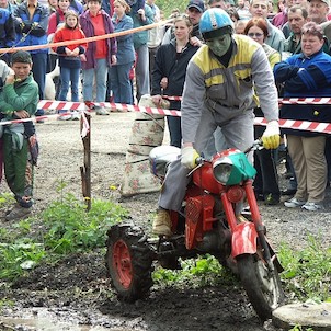 Každoroční závody v traktůrkách domácí výroby