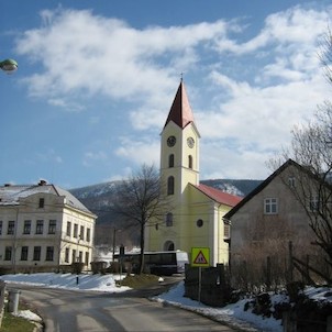 Bílý Potok-náměstíčko s kostelem