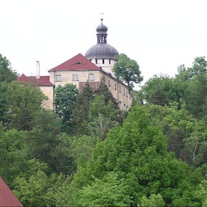 pohled na hrad z golfového hřiště pod hradem (zoom)