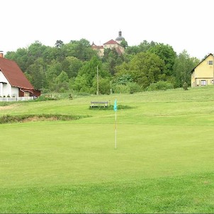 golfové hřiště pod hradem