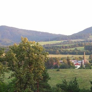 Pohled k jihu, Přes Chotyni, údolí Nisy a osadu Dolní Suchá k Jítravskému sedlu, které odděluje Ještědský hřeben od Lužických hor