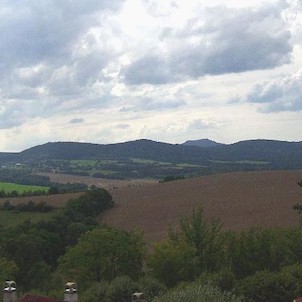Pohled z věže k západu, Lužické hory - nejvyšší viditelný kopec je Hvozd (Hochwald) - 749 m. n. m.