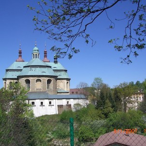 Kirche von hinten von einem nahen Berg