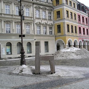 Židle před radnicí