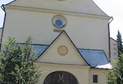 přilehlý kostel
