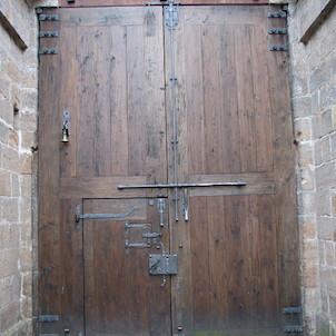 Valdštejn - vrata do hradu