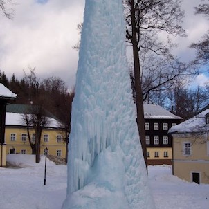 Ledový sloup u hotelu Džbán