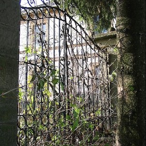 Dolní Tošanovice - zámek, Pohled na zámeckou bránu