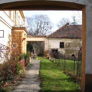 Dolní Tošanovice - zámek, Pohled na zadní vstup k zámku