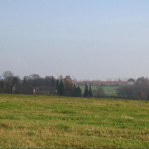 Dolní Tošanovice - zámek, Pohled na zámek v Dolních tošanovicích (na fotce vlevo). V dálce je vidět zámek v Horních Tošanovicích