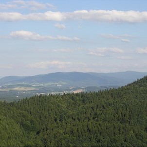 Pohled z rozhledny na hřeben Beskyd