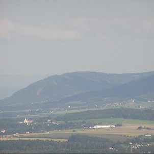 pohled na Prášivou - zoom, vlevo dole kostel ve Skalici