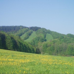 pohled na rozhlednu od kapličky nad Chlebovicemi