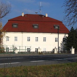 Horní Tošanovice - zámek, Pohled na zámek a cestu č. E462