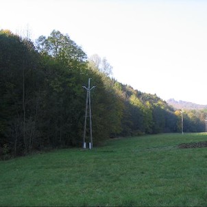 pohled z pravého břehu Ondřejnice na hradní vrch Hukvaldy