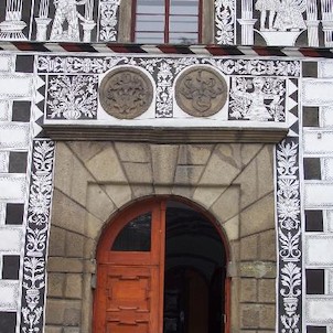Brána, Vstupní brána zámku s bohatou sgraffitovou výzdobou.