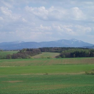 výhled od úpatí Okrouhlé na Beskydy - vlevo Trávný, vpravo Lysá hora