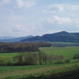 výhled od úpatí Okrouhlé na Palkovické hůrky - Ostružná, uprostřed Ondřejník, vlevo v pozadí Smrk