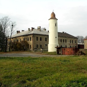 Celkový pohled na zanedbaný zámek