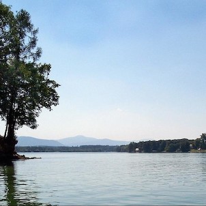 Těrlická přehrada, Pohled z hladiny jezera na jeho horní část, v pozadí Moravskoslezské beskydy