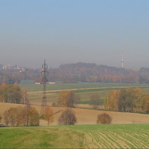Pohled na rozhlednu od Pustějova, vlevo od vysílače je vidět obec Bílov