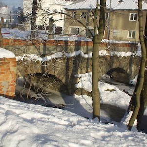 Most k zámku Bravantice, Jeden z nejstarších klenutých mostuů na severní Moravě, s vyjimečným středovým pilířem. Bohužel, po povodních 1997 velmi poničen. Vede středem Bravantic k zámku.