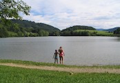 Přehrada Větřkovice, Vlevo na druhém břehu je nudistická pláž