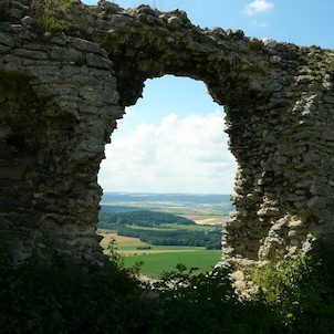 Průhled hradní zdí jižním směrem