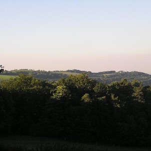 Výhled na Svinec při sestupu z vrcholu na Strážnici