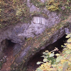 pohled z chodníku nad jeskyní