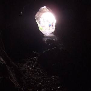 pohled ze zadní části jeskyně ke vchodu