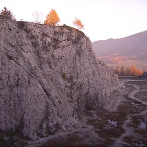 pohled na lezeckou stěnu v arboretu