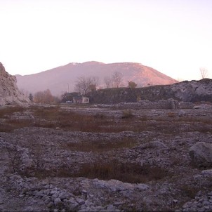 Pohled z arboreta na Červený kámen