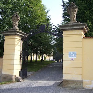 Zámek, Vstupní brána do areálu zámku - nyní Ústav sociální péče