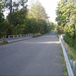 hořina, most z Heraltic do Brumovic, který prochází rezervací