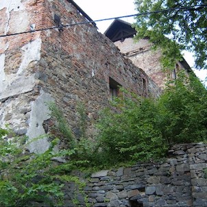 Hrabyně - zbytky zámku, Opěrná zeď a hospodářská budova