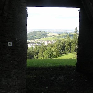 Výhled, Pohled z místa mezi pilíři vyhlídky směrem na hradecký zámek