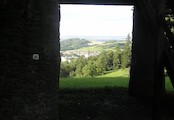 Výhled, Pohled z místa mezi pilíři vyhlídky směrem na hradecký zámek