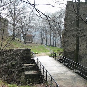 Vikštejn na jaře 2005, vstupní ochoz 16.4.2005