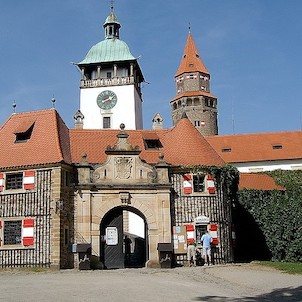 Vor dem Burghof der Burg Bouzov im September 2006