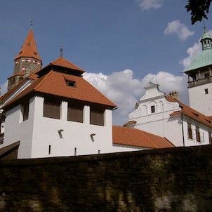 neobvyklý pohled na známý hrad, Hrad Bouzov snad zná každý (aspoň z pohády o létajícím ševci). Zkusme se podívat troškujinak. V srpnu 2004 jsem obešla hrad kolem hradeb. Podívejte se na moje snímky.