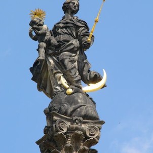 vrchol sloupu - socha panny Marie