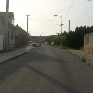 Ulice Hliník s Bochořským občanem na kole