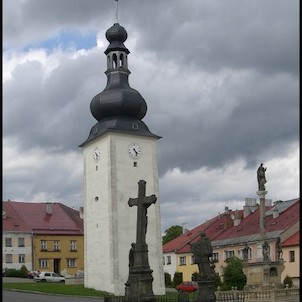 Náměstí v Potštátě s věžními hodinami (květen 2006