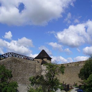Hlavní brána z hradby nepřístupné veřejnosti