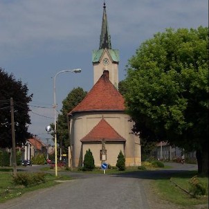 Čehovice, Pohled na kostel na návsi.